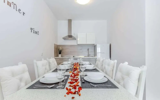 Peaceful Villa in Dramalj with Hot Tub