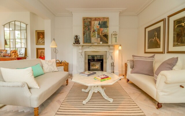 4 Bedroom Canalside Family Home in Oxford
