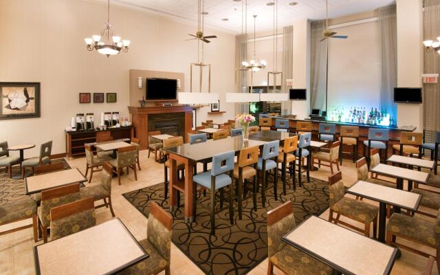 Hampton Inn & Suites Newark-Harrison-Riverwalk