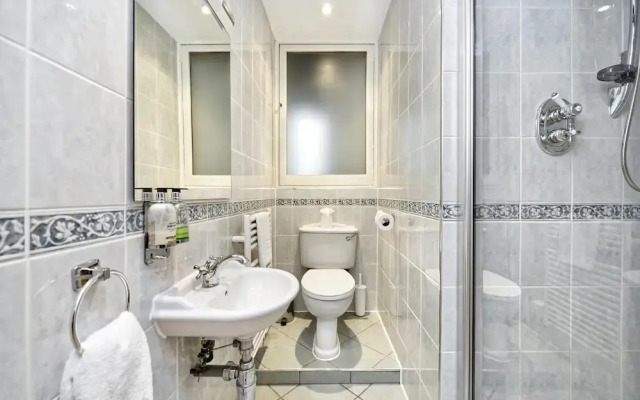 Historic Whitehall Flat in SW1 by Underthedoormat