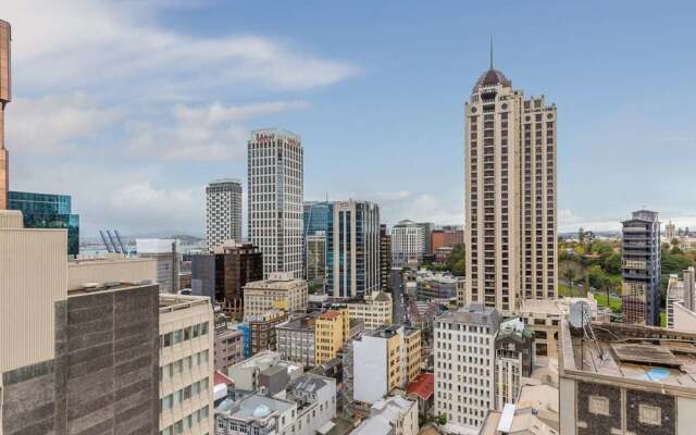 Lovely City Apartment with Pool & Gym