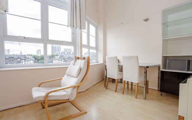 A Bright Top Floor Maisonette Along The Quays