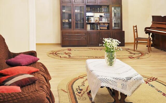 Tea's Apt Near Opera
