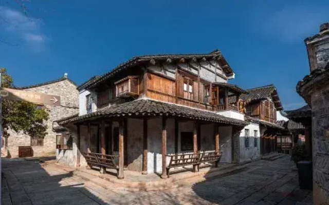 Puyuan fashion ancient town theme inn