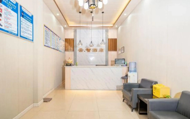 Xinyang Yunzhi Hotel