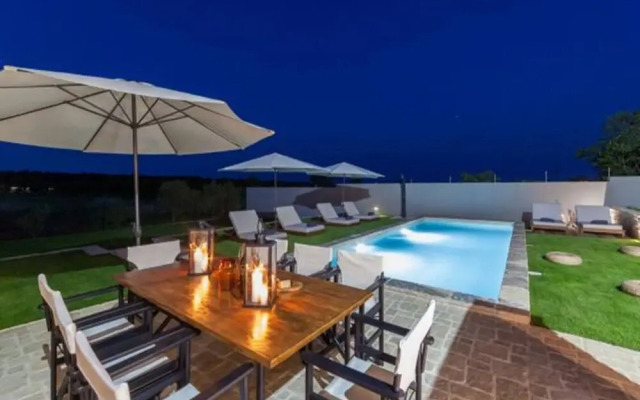 Magnificant 5 Stone Villa Royal