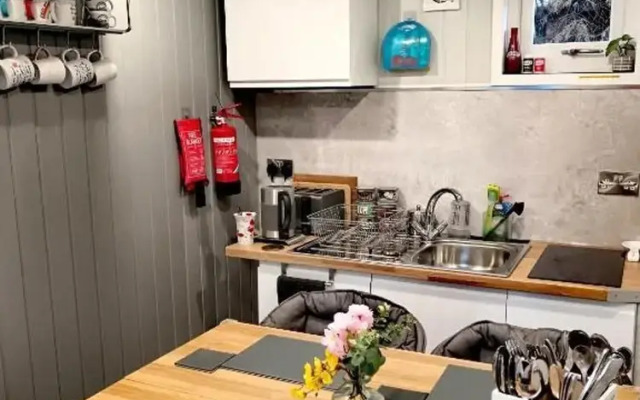 2-bedroom Guesthouse in Derby City, Parking, Wi-fi