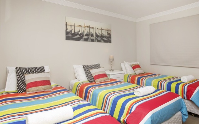 Khione 1 - Modern & spacious with views towards Lake Jindabyne & the mountains beyond – Guest Rooms – Jindabyne