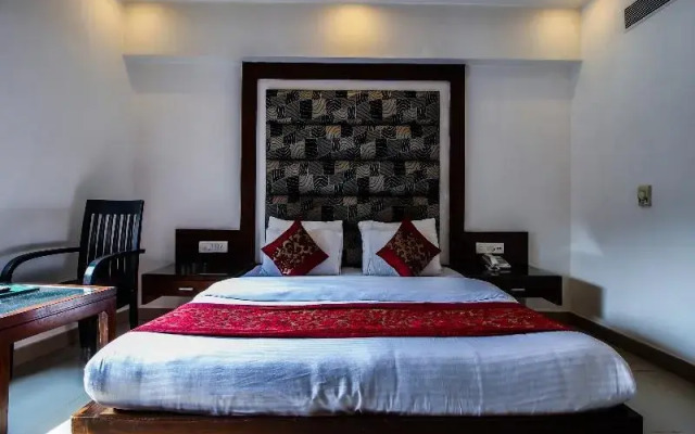 OYO Rooms Arakashan Road 3