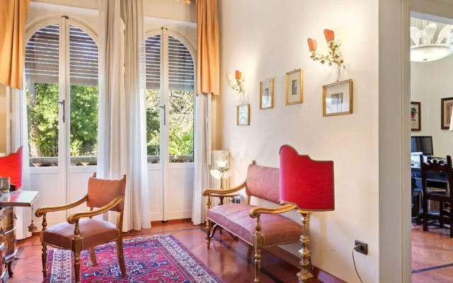 Plush Holiday Home in Macerata with Jacuzzi