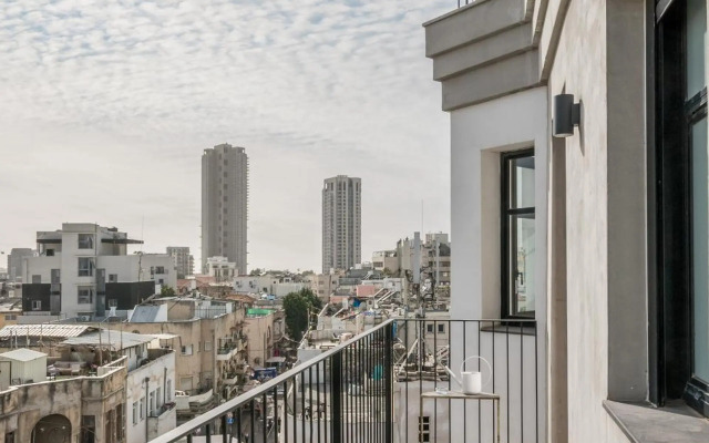 Trendy and cosy apartment / Balcony