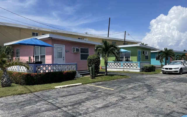 Holiday Court 02 - Flamingo