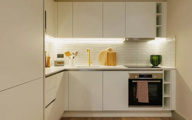 Sophisticated Studio Flat With Rooftop Access
