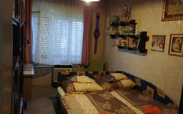 Crystal Apartement F