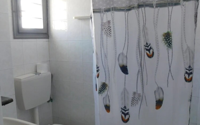 Perissa Art Villa - Kitchen & Washing Machine