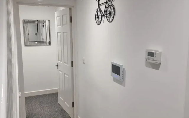 London Oasis Modern 2BR Apartment