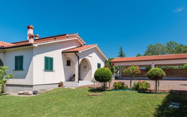 Holiday House OLIVE GROVE with pool and garden