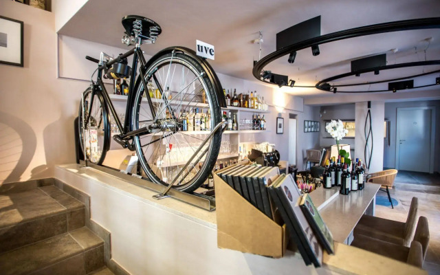 Uve Rooms & Wine Bar