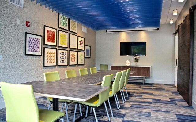 Holiday Inn Express & Suites Oswego by IHG