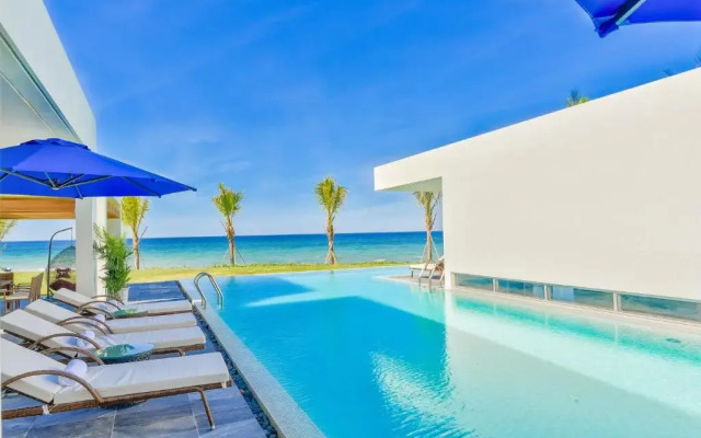 Deluxe villa along the beach