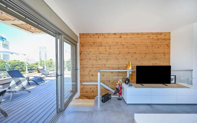 Sunny 3BR Penthouse near the Beach by HolyGuest