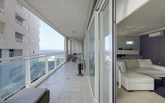 Luxury Apt With Side Seaviews and Pool Best Location