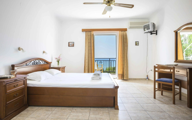 Stefanos Studios.. Above the beach of Lourdas