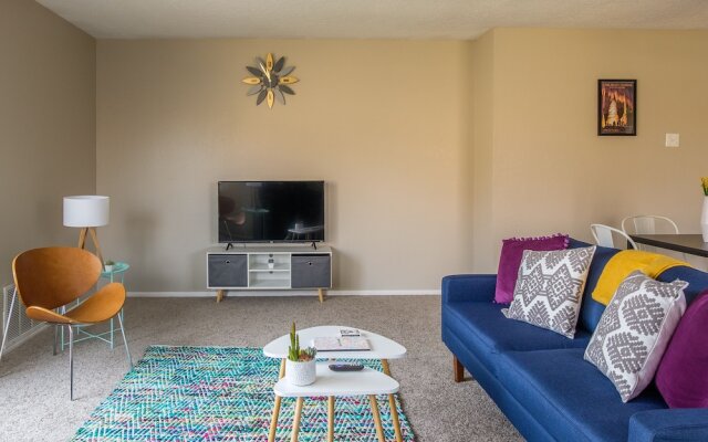 2 Bedroom Apartment w/ Pool, Balcony & WiFi by Frontdesk