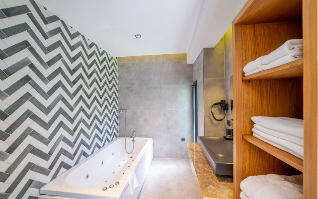 Moyo Beach Hotel