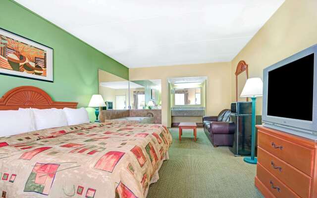 Super 8 by Wyndham Nashville Near Downtown / I-40