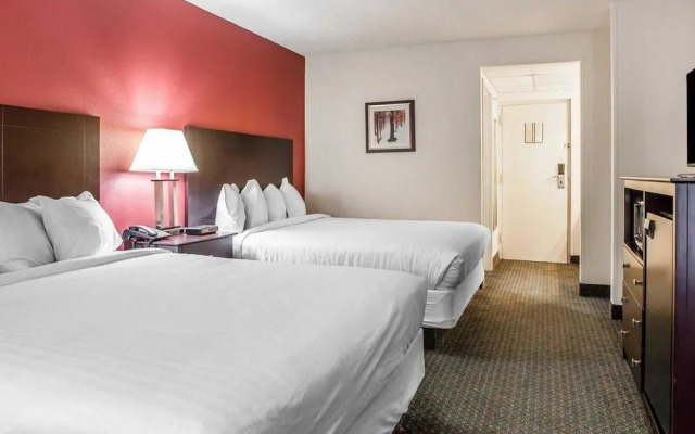 Econo Lodge Inn & Suites Outlet Village