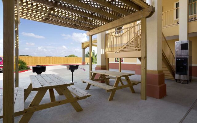 Days Inn & Suites by Wyndham Gonzales TX