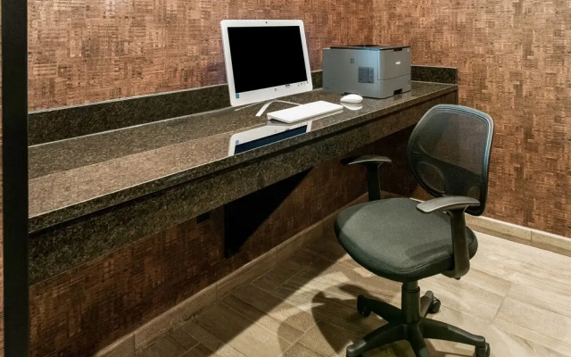 Cobblestone Hotel & Suites - Appleton International Airport