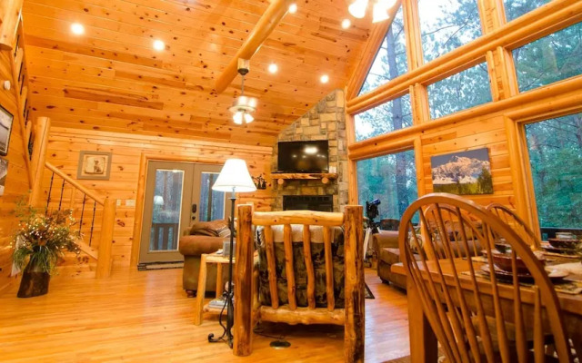 Denali Private Cabin Includes Xbox, Hot Tub, and Stone Pizza Oven by Redawning