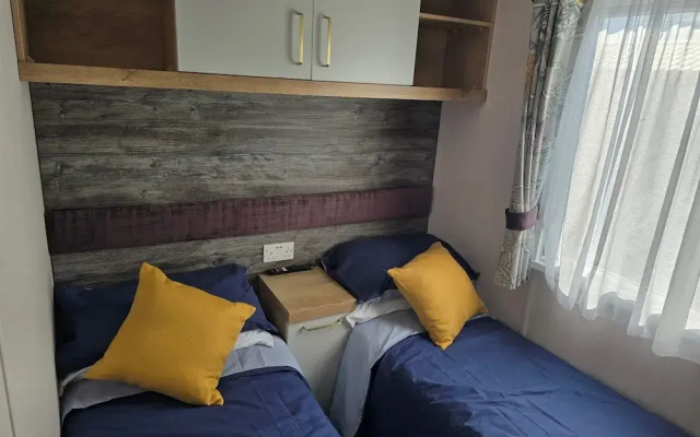 3 Bed-sleeps 8-free Parking-5 Min to Beach