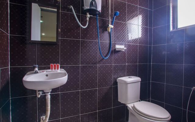 OYO 44010 Royals Star Hotel