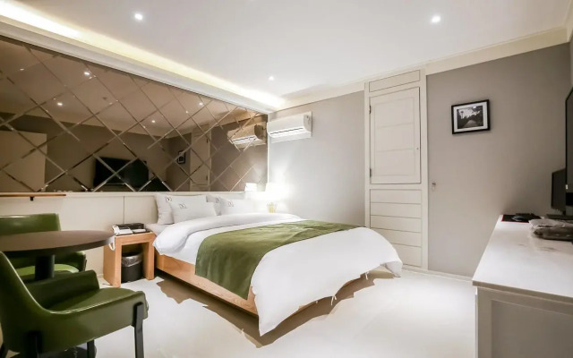 Yellow Hotel