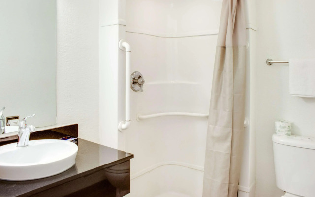 Motel 6 Bakersfield, CA - South