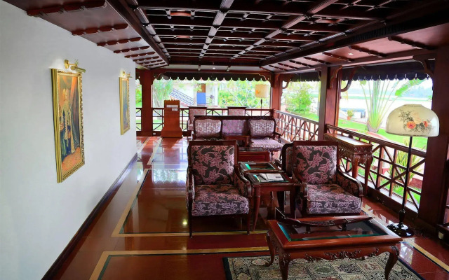 Sterling Lake Palace Alleppey