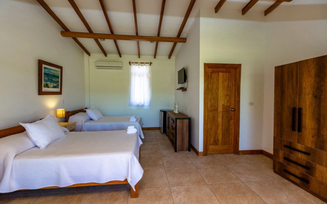 Bungalows & Suites Punta Camarón