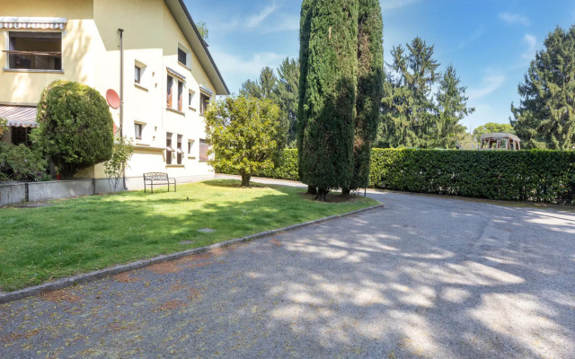 Snug apartment in Lesa with balcony