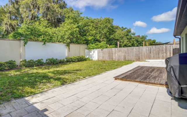 Tavares Retreat w/ Covered Patio & Private Yard