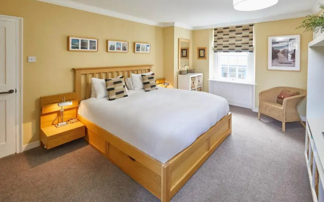 Host Stay Muggles Mews