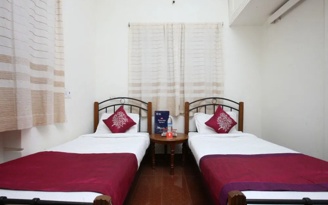 OYO Home 10497 Compact 2BHK Pondy White Town