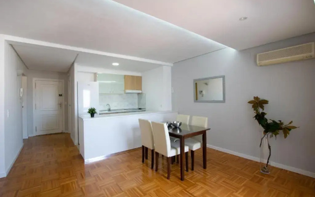 Light and bright apartment in central Valencia