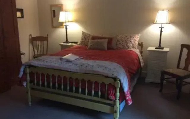 The Water's Edge Inn & Gallery