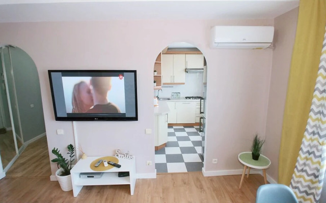 Two Bedrooms 5 Lesi Ukrainky Blvd Near Parus