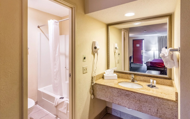 Red Carpet Inn Norwalk