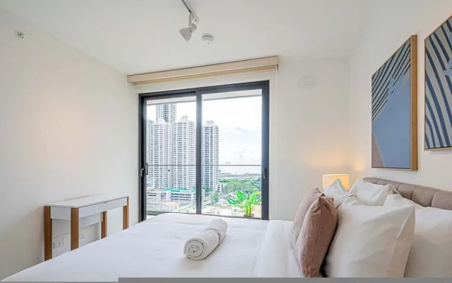w Majestic 1BR w Stunning Balcony View