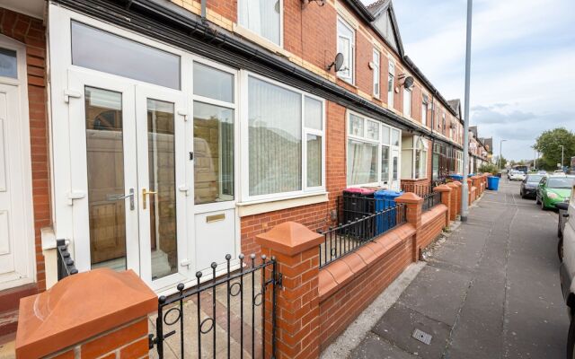 Charming 4-bed Guest House in Salford